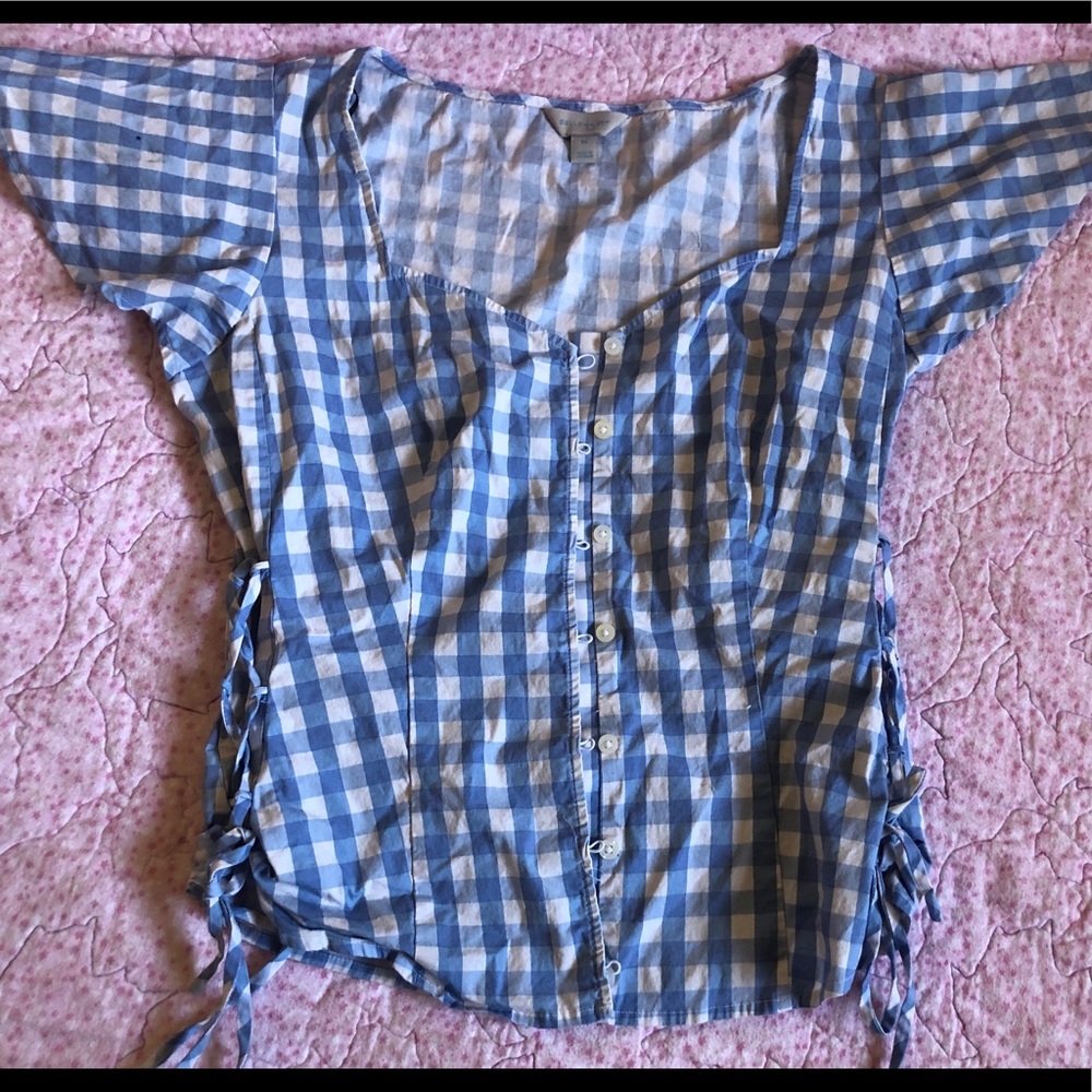 Button down, Sweetheart neckline Blouse.